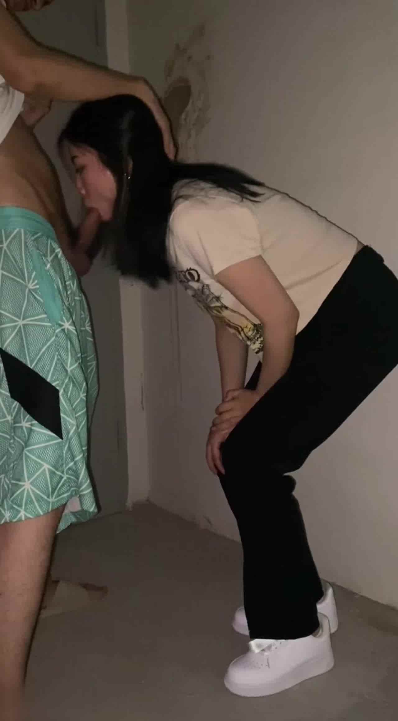  91约炮大神在家做爱不满足跑去楼梯附近 的剧照6