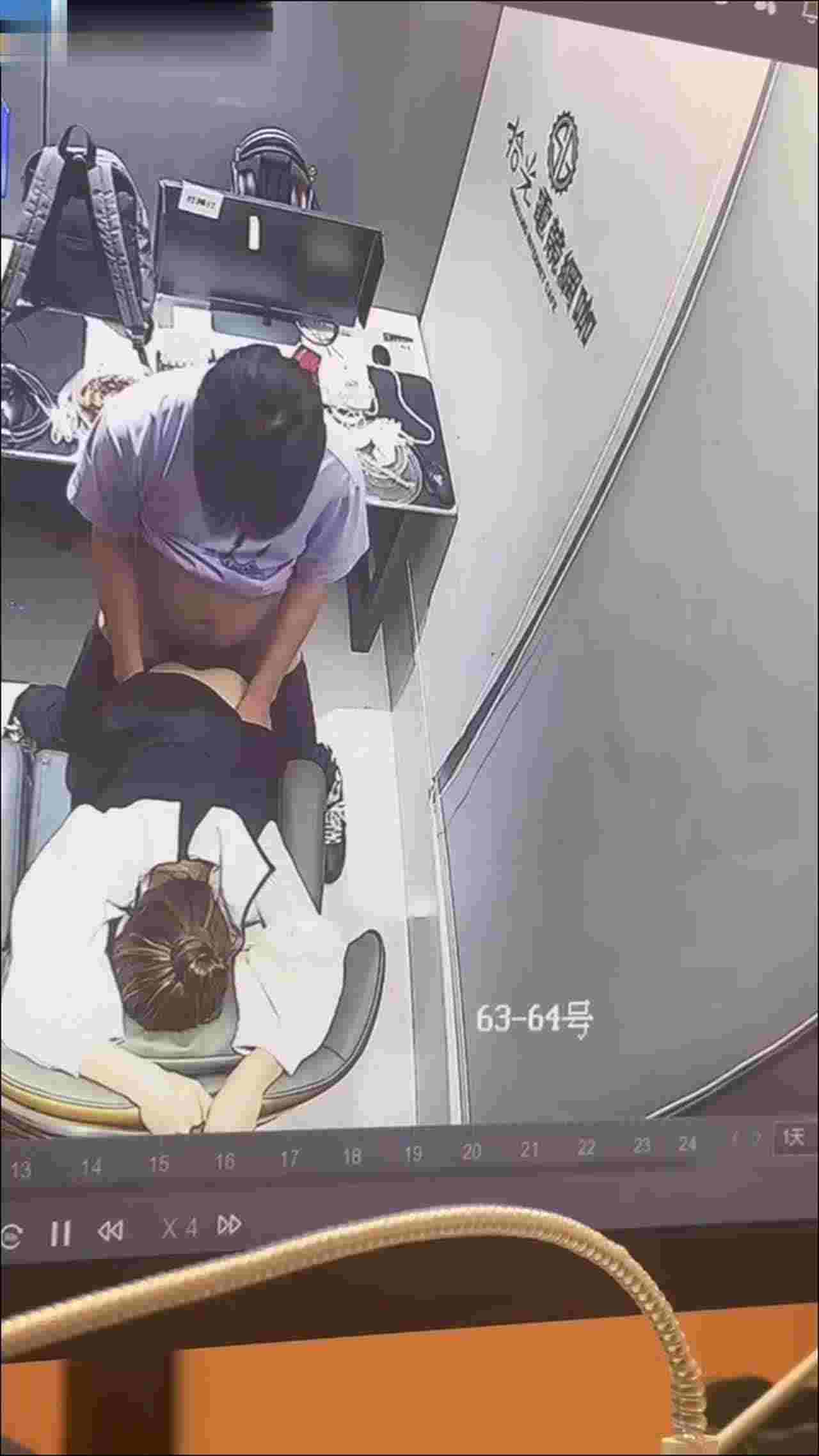  小年轻网吧直接开干丝滑后入抽插 的剧照7