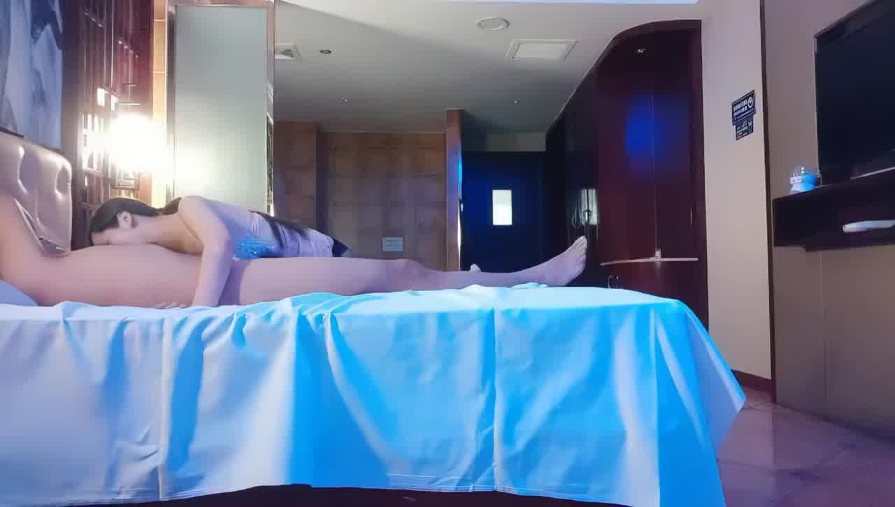  抓龙筋？极品美臀女技师，长相甜美按摩调情，翘屁股后入套子掉了内射 的剧照4