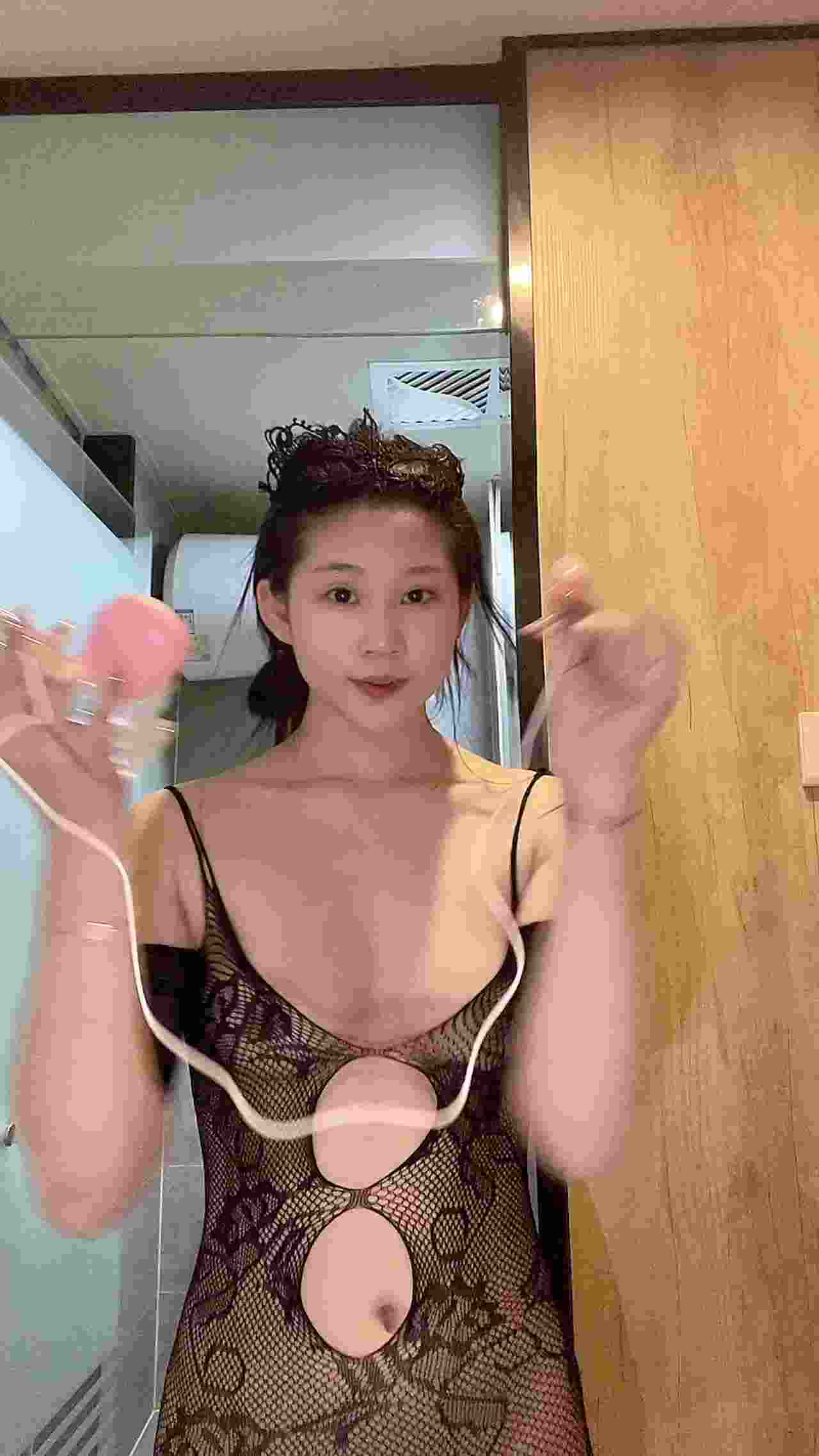  原创 性感连体网袜女主播在线求操 的剧照4