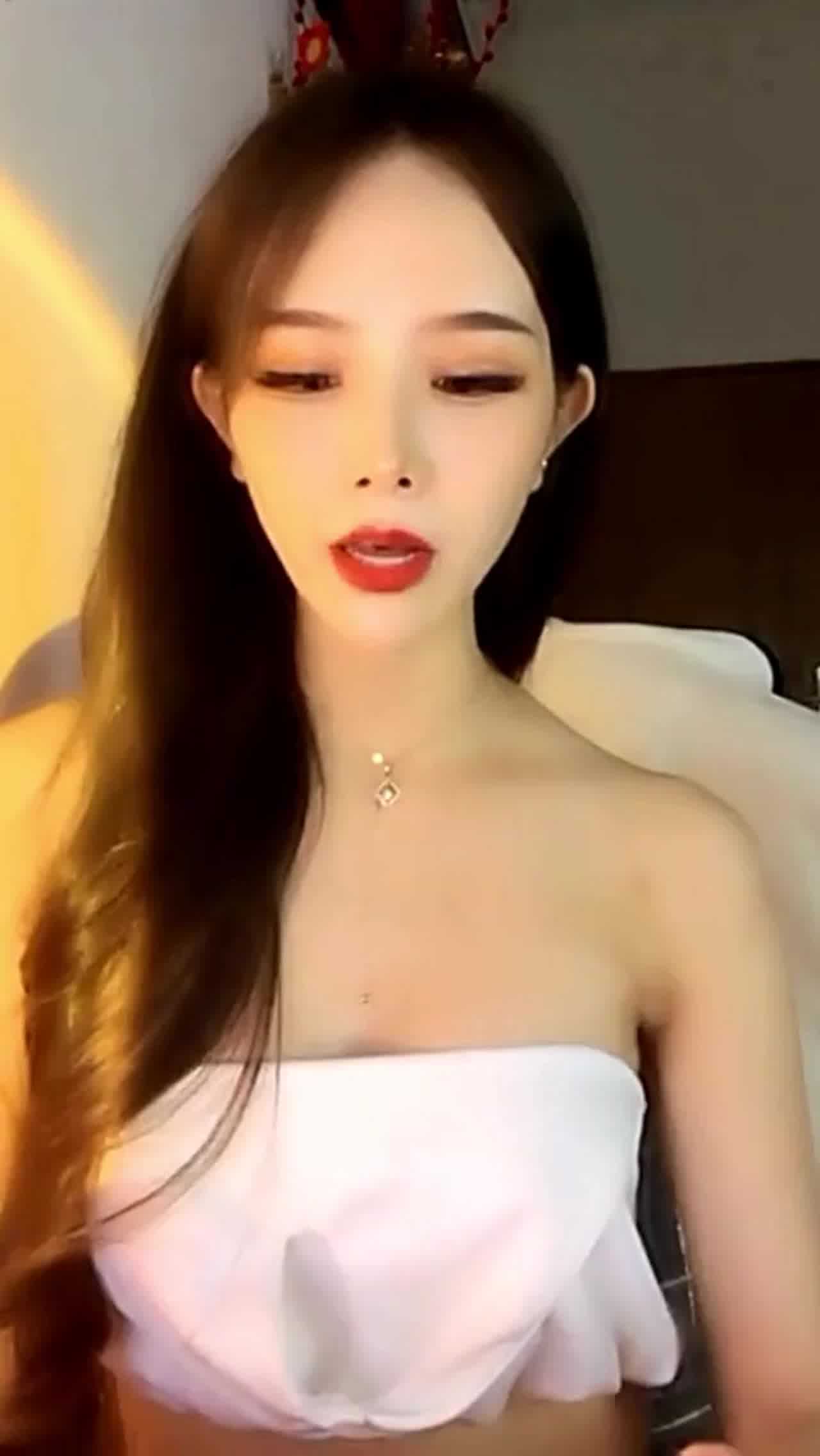  性感尤物窈窕身姿笑容甜美可人 的剧照9