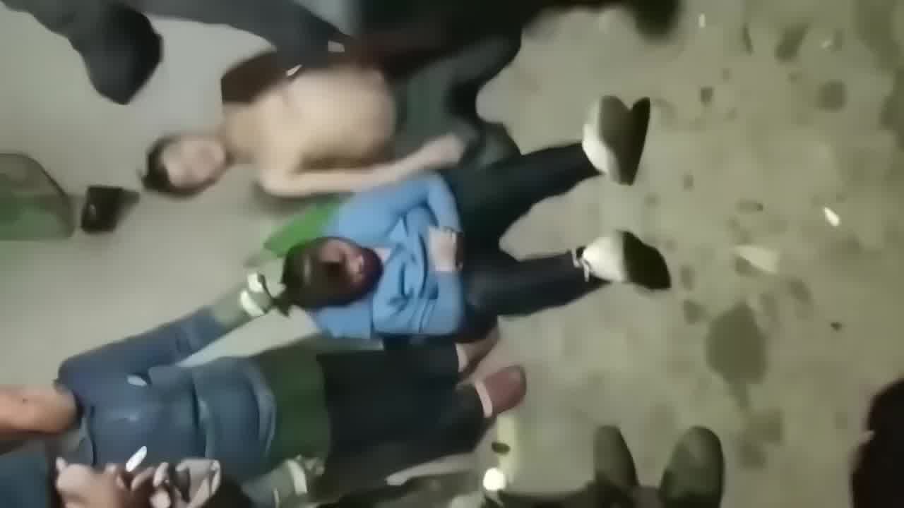  捉奸现场混战群殴，斗小三，街头趴衣大嘴巴子不要钱 的剧照9