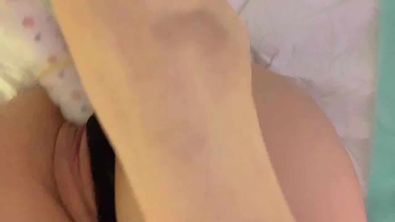  瑜伽裤少女自插高潮 的剧照9