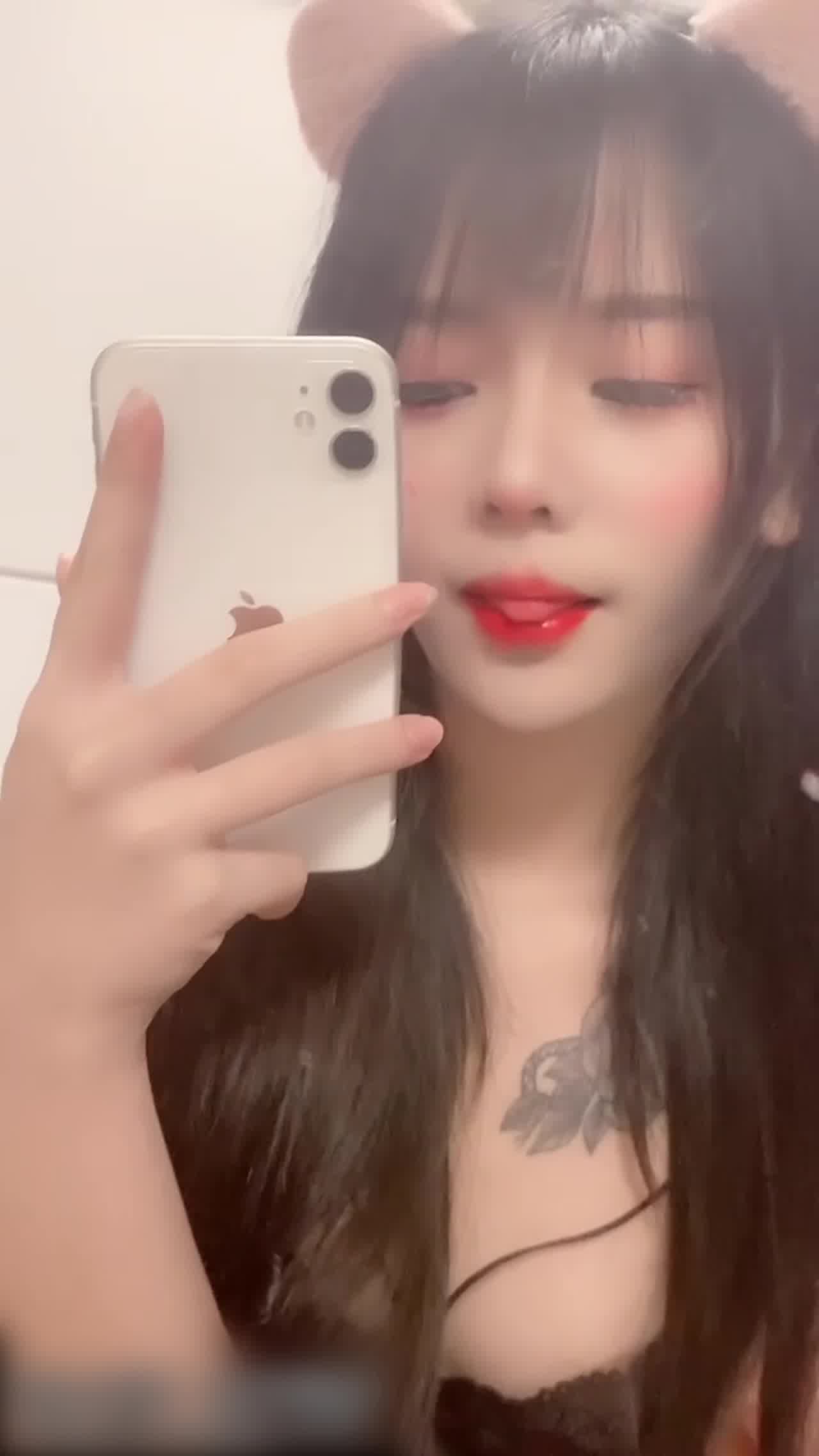  性感小猫猫自拍看自己的骚样 的剧照4