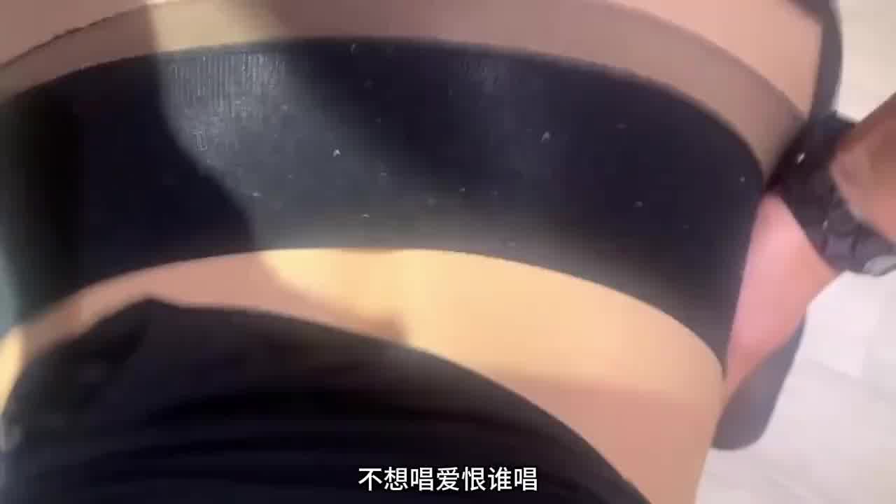  自购91最猛大神-阳台操母狗对面有两女孩一直在看，母狗居然说：想看他们俩也被爸爸操。无套内射操哭了母 的剧照7