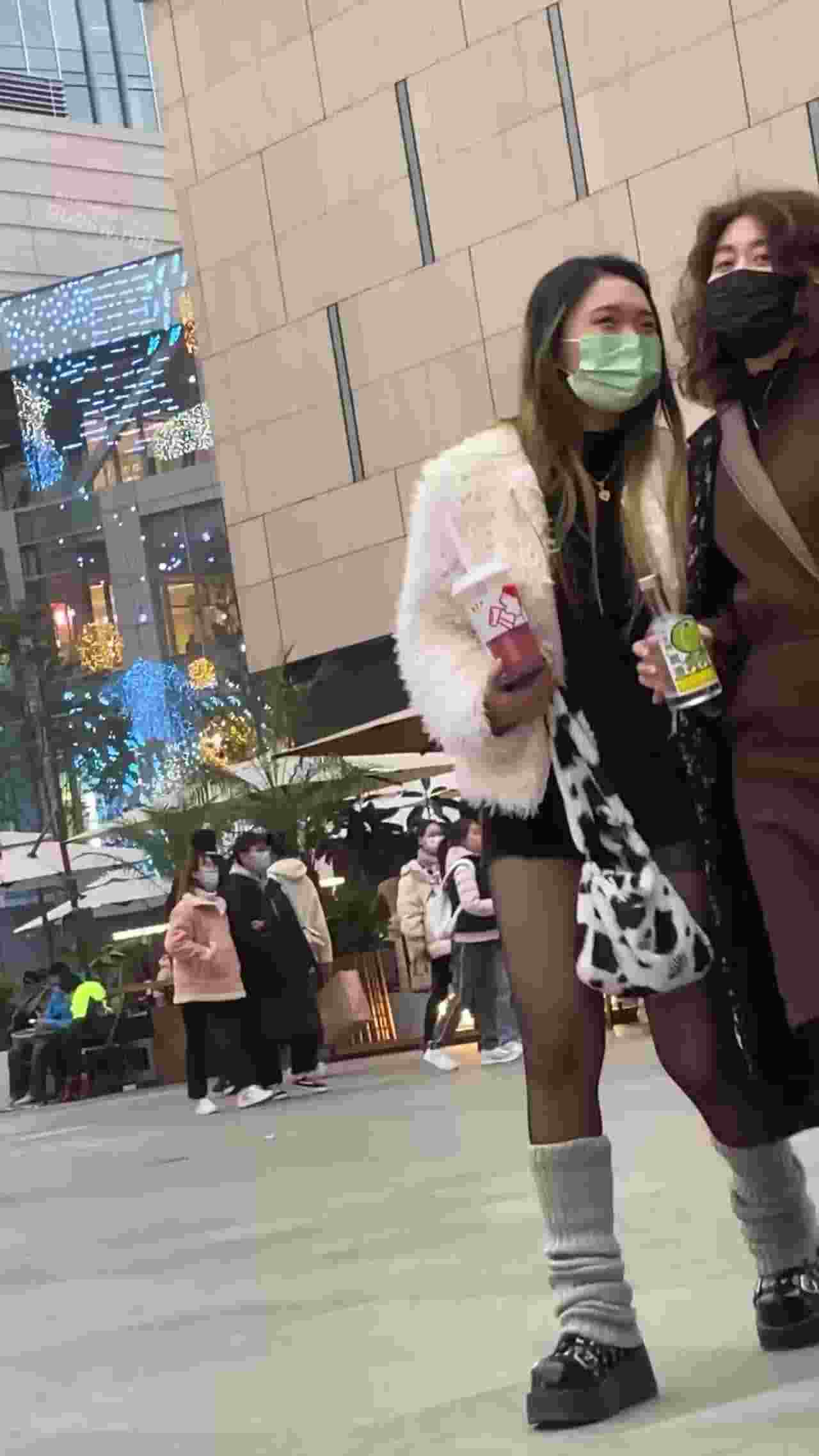  偷拍y2k少女逛街裙底走光 的剧照1