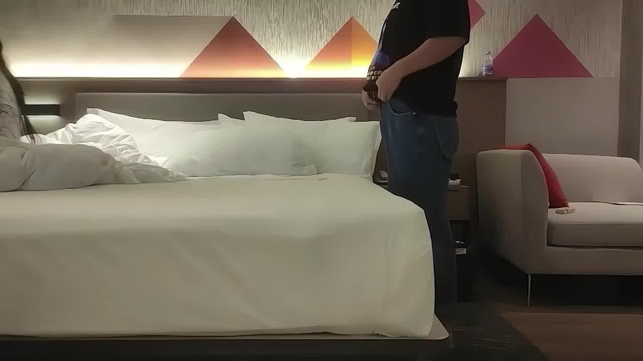  约啪风云争辩事件，彪悍瘦小女被小胖一耳光瞬间降下怒火 的剧照5