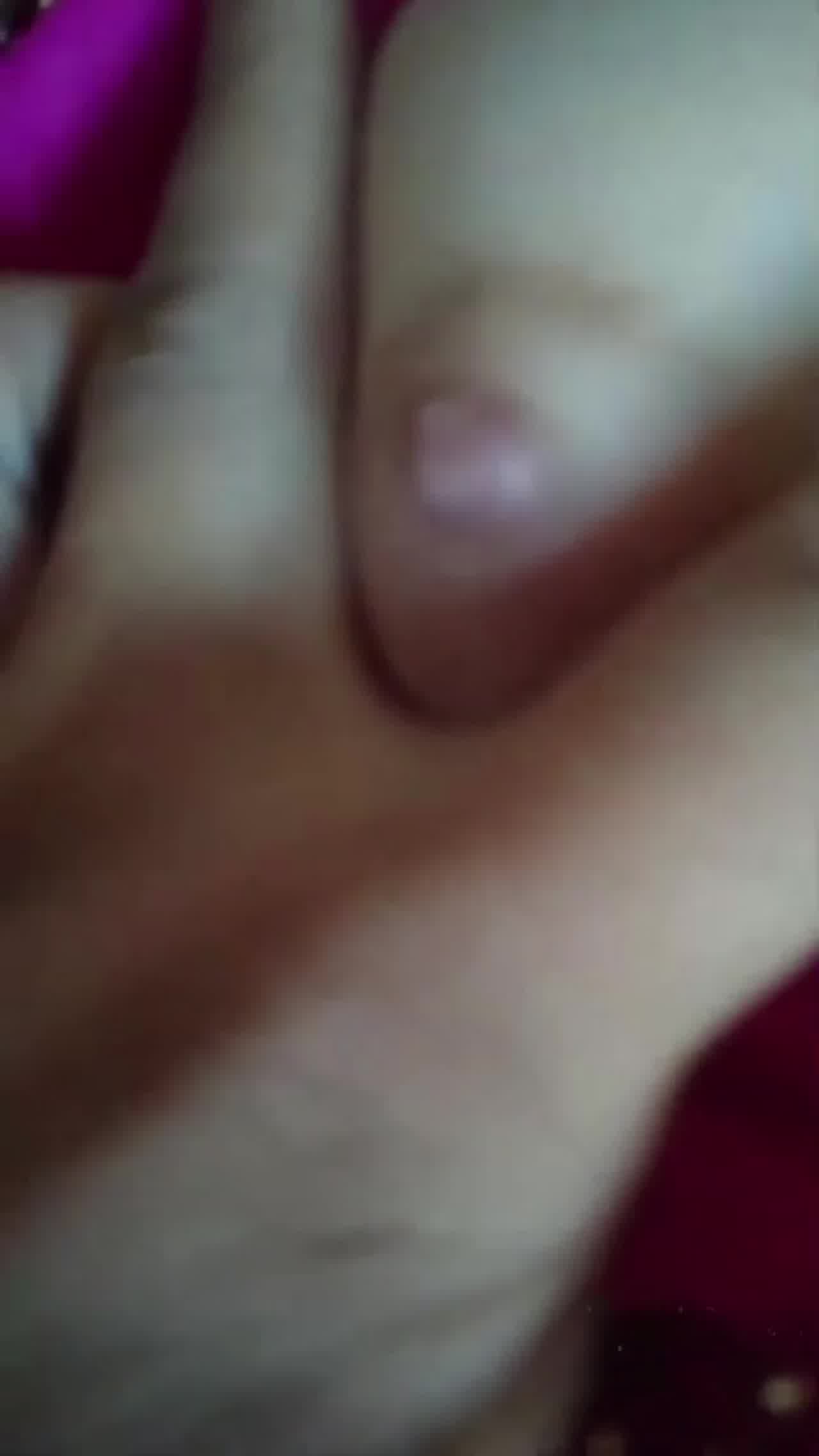  【高清首发】借给刚上职中的侄女玩手机，代价就是玩她粉白小奶子艹的她嗷嗷叫说我有病！对话有意思！ 的剧照5