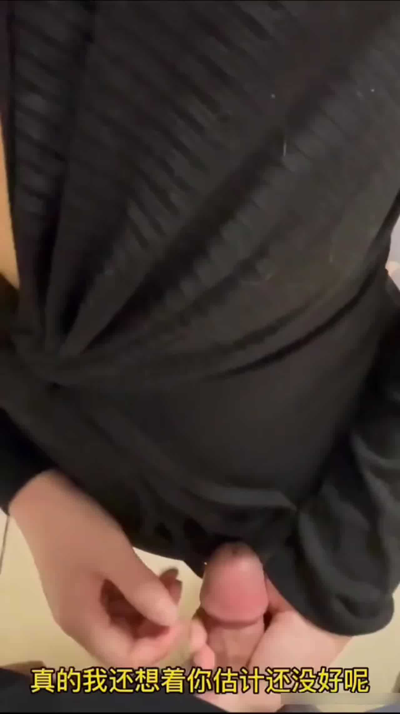  【叔叔你咋来了？】打电话偷情老公问“孩在外看动漫片”看到王叔来告诉他妈妈在房间，锁起门来就无套插 的剧照5