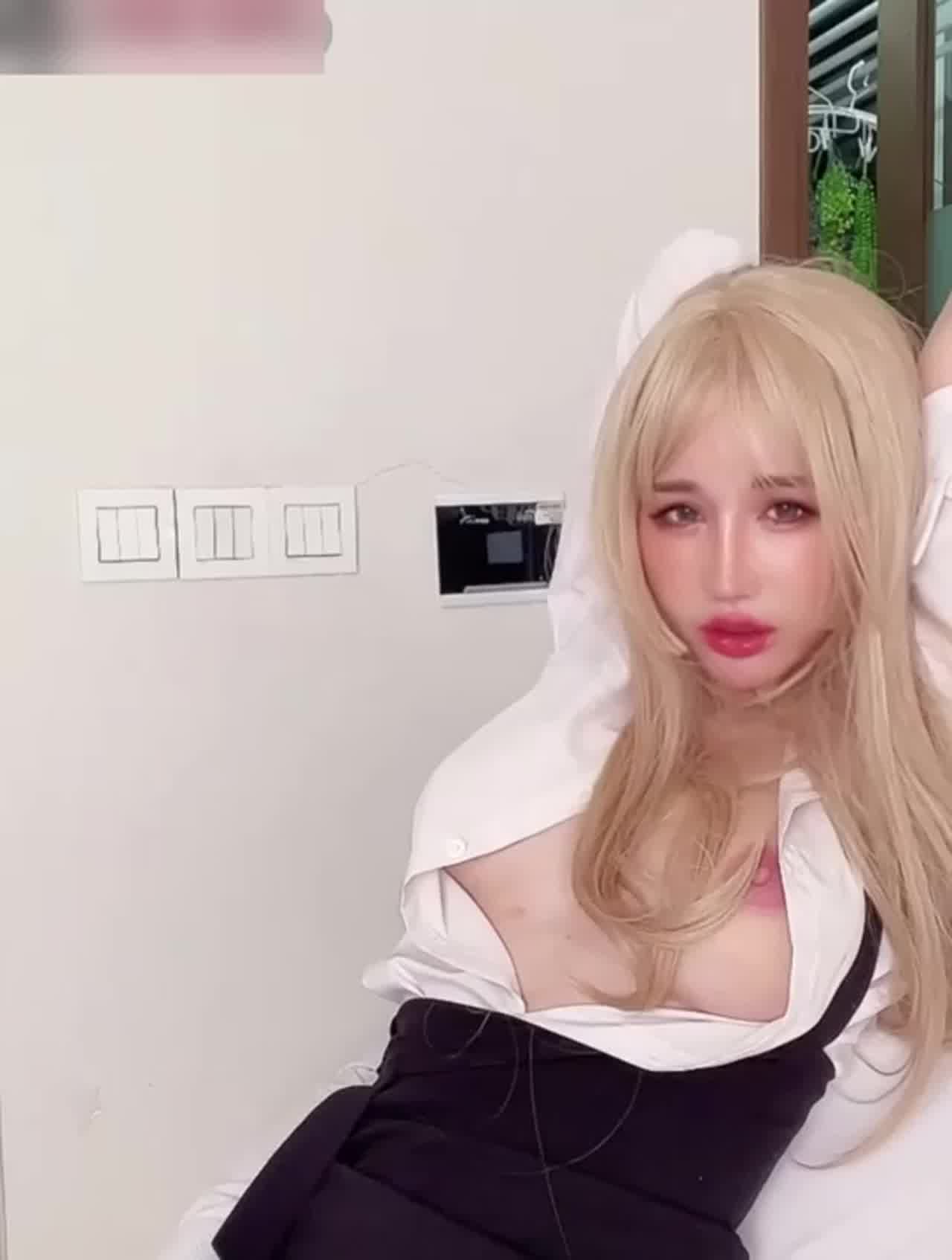  黑丝金发美女 的剧照2