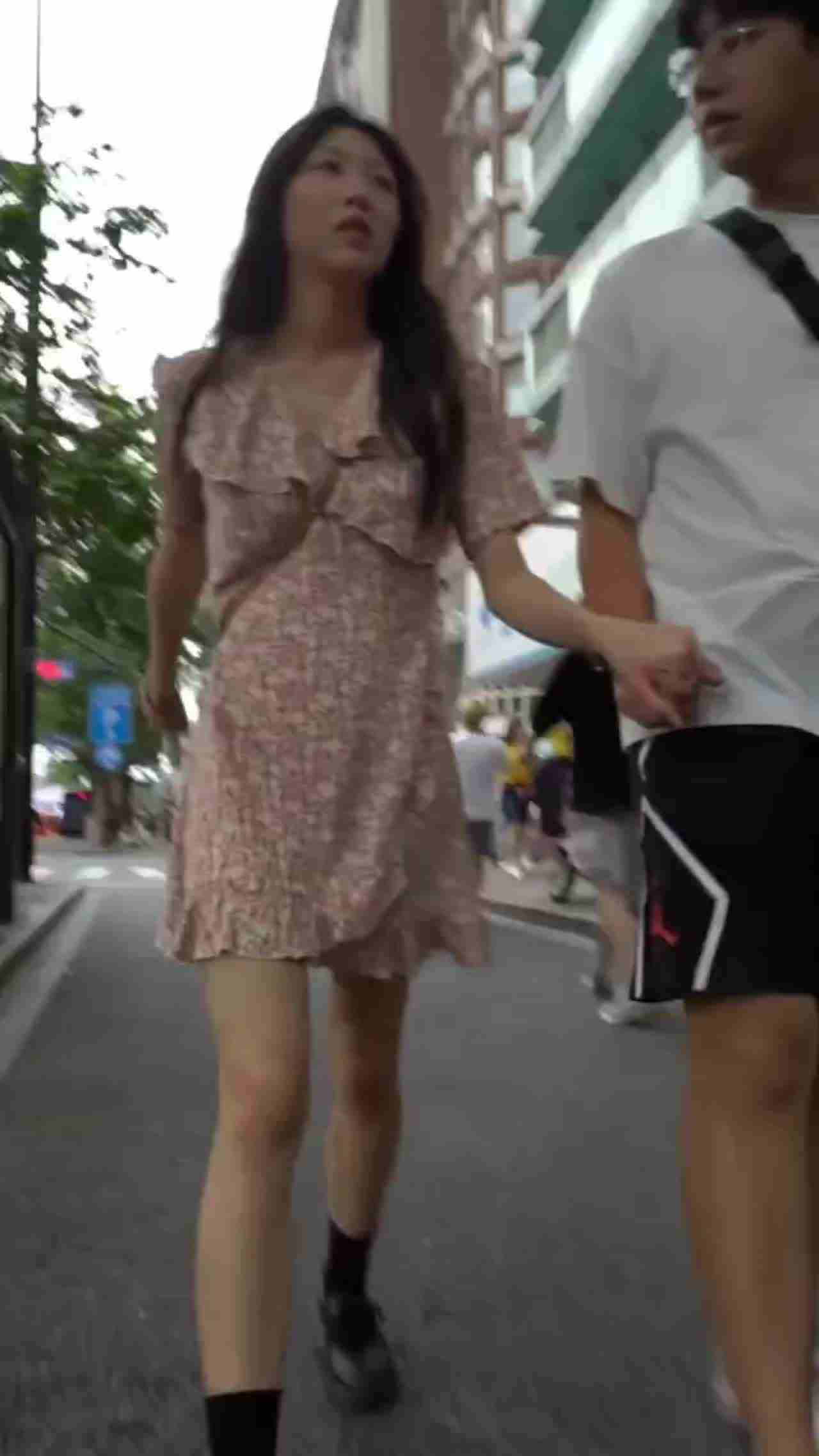  跟着男朋友一起逛街都能被偷拍到 真是太不小心了 的剧照6