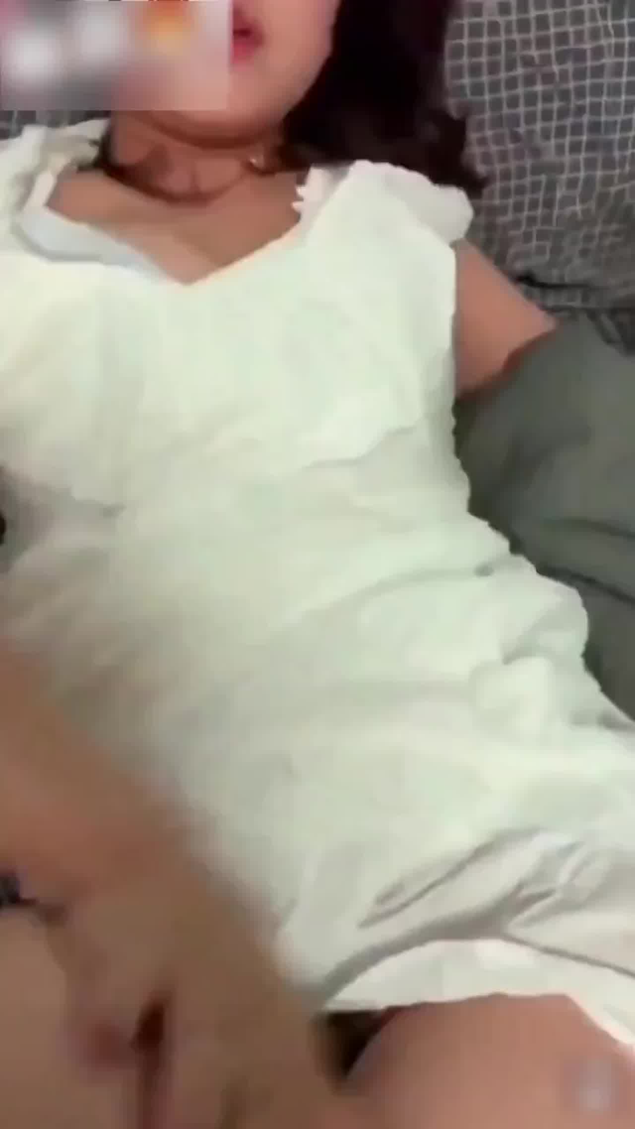  禽兽弟弟强上醉酒姐姐!操我就算了你还拍视频 的剧照3