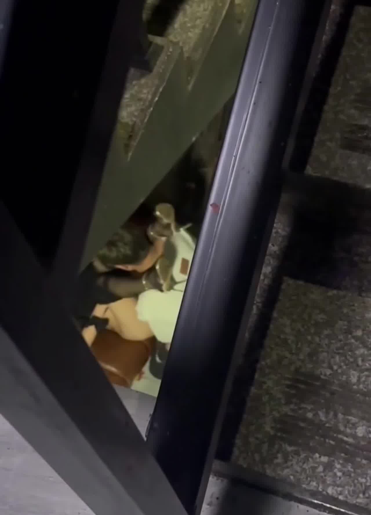  门事件 全网疯求！酒吧楼梯操逼事件 的剧照1