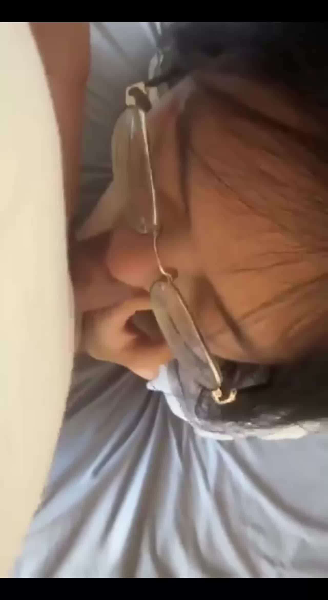  稚嫩的高中生反差眼镜妹已经掌握深喉吞精绝技了 的剧照9