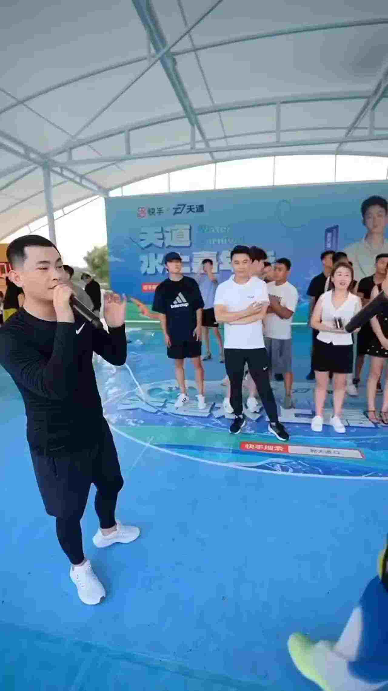  门事件 落水内衣都要走光 的剧照1