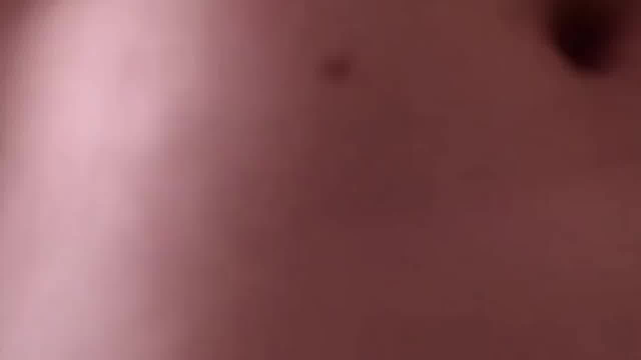  活泼的眼镜小女友早晨掏出棒棒自己就舔上来了 的剧照10