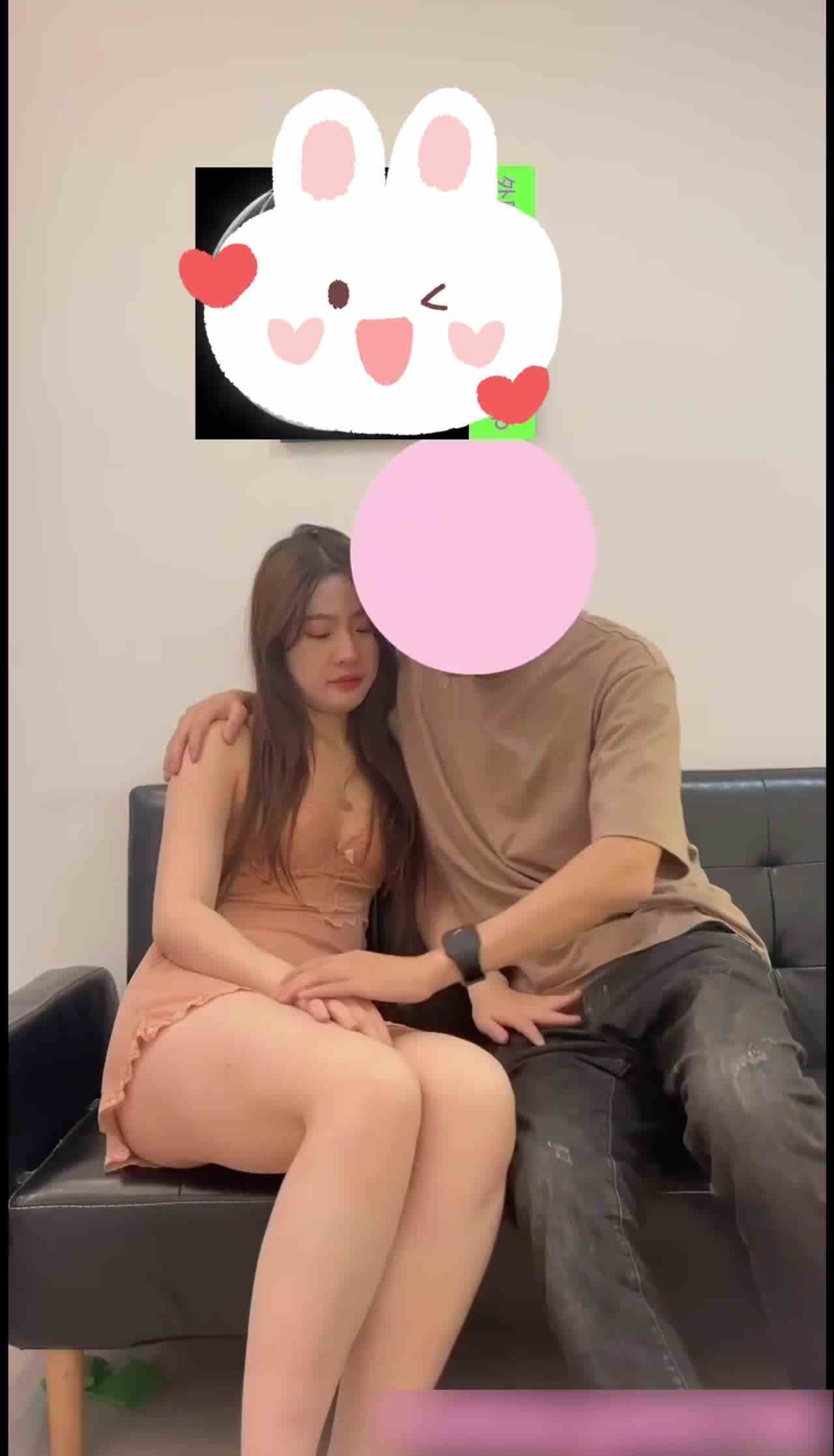  自购约炮大神-3k约炮神似赵露思长靴女神，冲一下就开始口，因为操的她疼闹点不愉快，快速射完了事 的剧照7