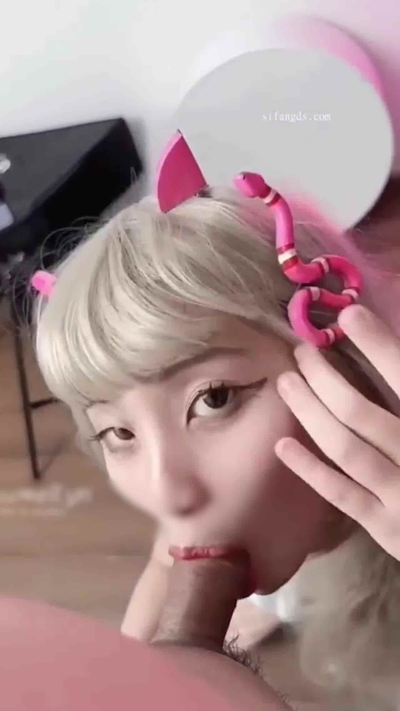  Meiilyn 激情肛交凌辱白发萝利 的剧照9