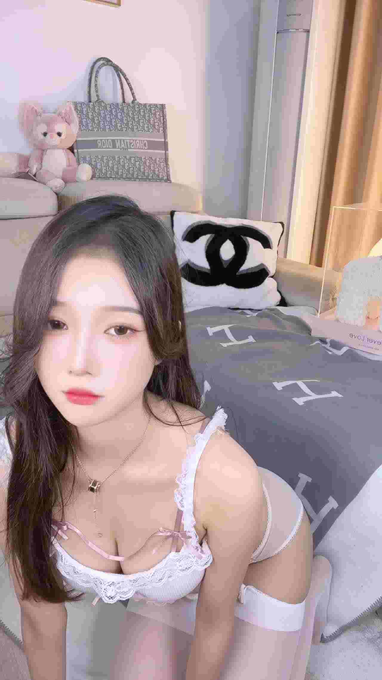  漂酿清纯正妹穿了好几套情趣套装私拍 超级反差骚 的剧照6