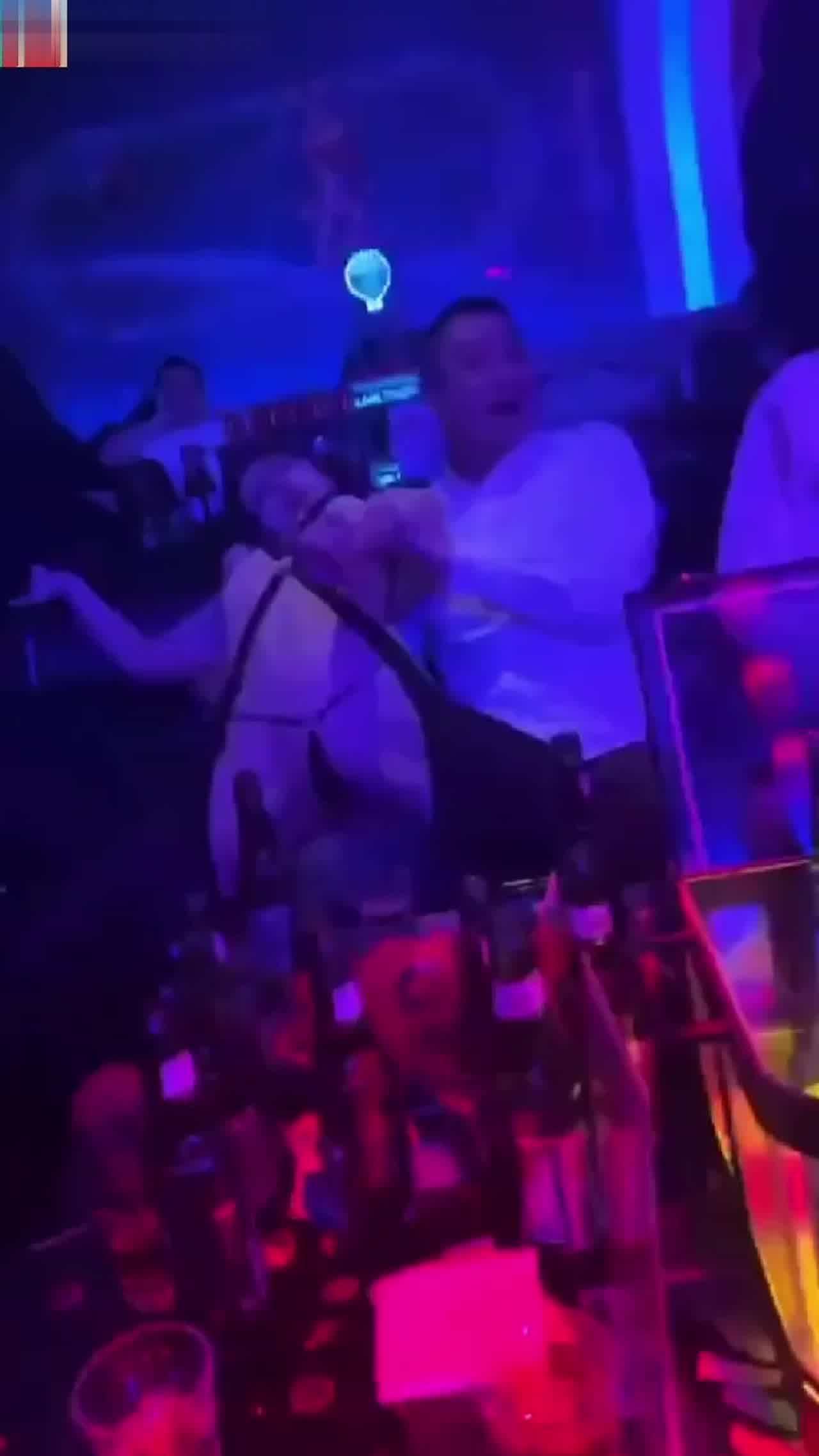  舞蹈系校花酒吧上班勾引中年大叔 的剧照4