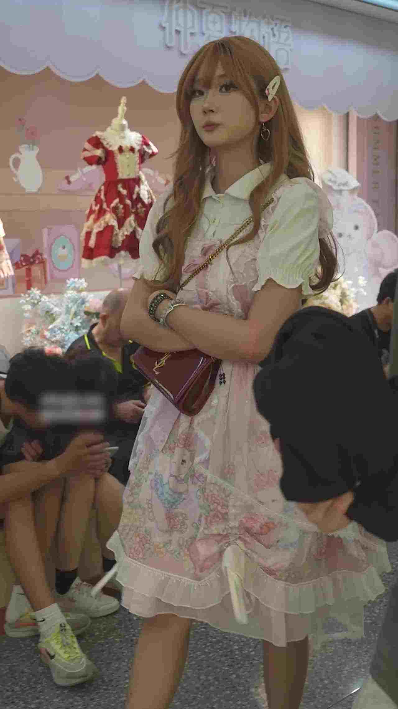  抄底！直击少女萝莉裙底下风光 的剧照6