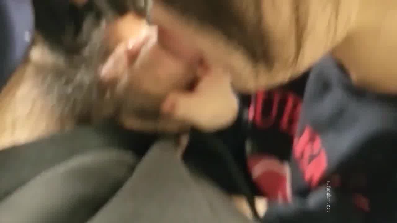  偷偷摸摸在厕所的中学生情侣大胆不怕被发现 的剧照3