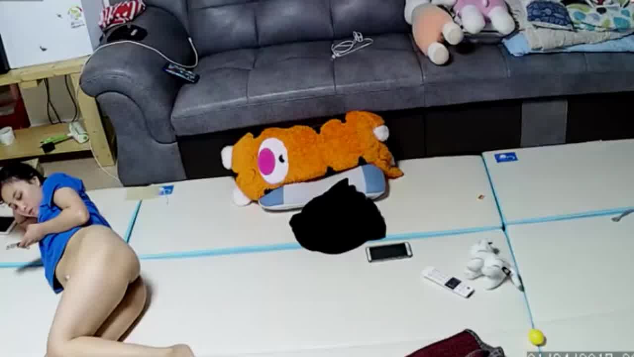  【居家摄像头破解】大叔地板上猛操白嫩的媳妇直接给她干趴了 的剧照4