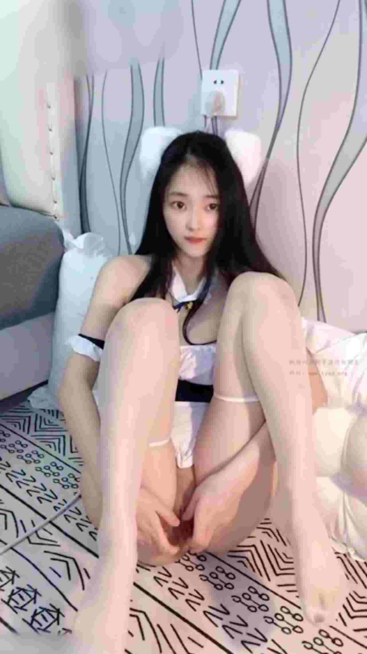  可爱白晰萝利自慰骚逼喃喃自语 的剧照10