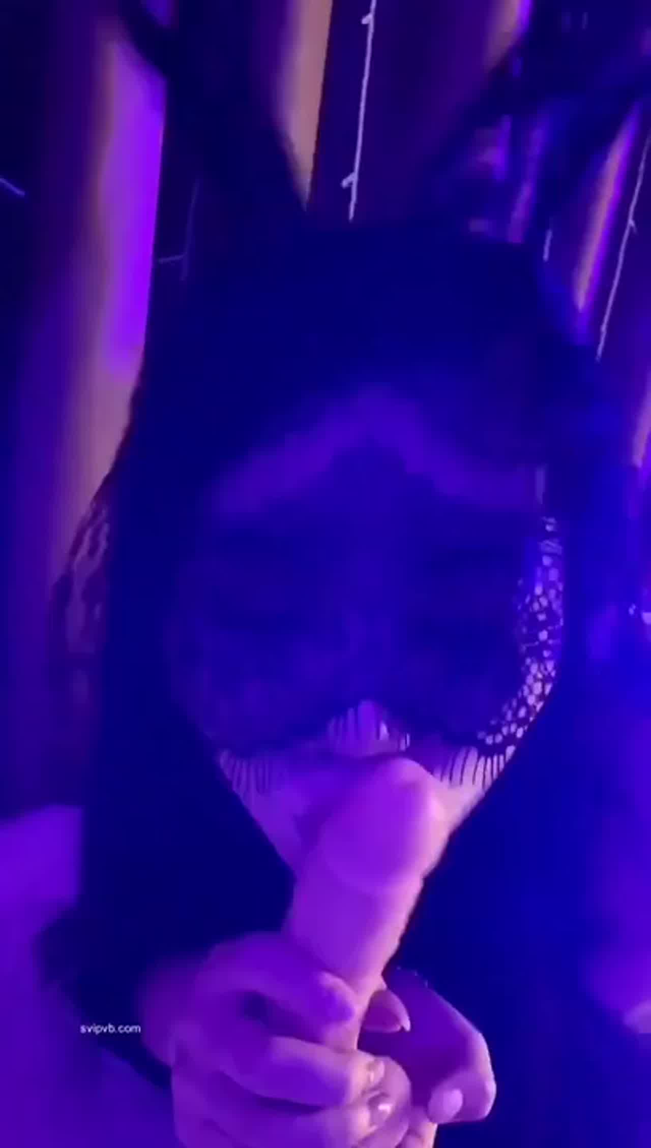  bunny vivian 夜店包相吸阳具 的剧照6