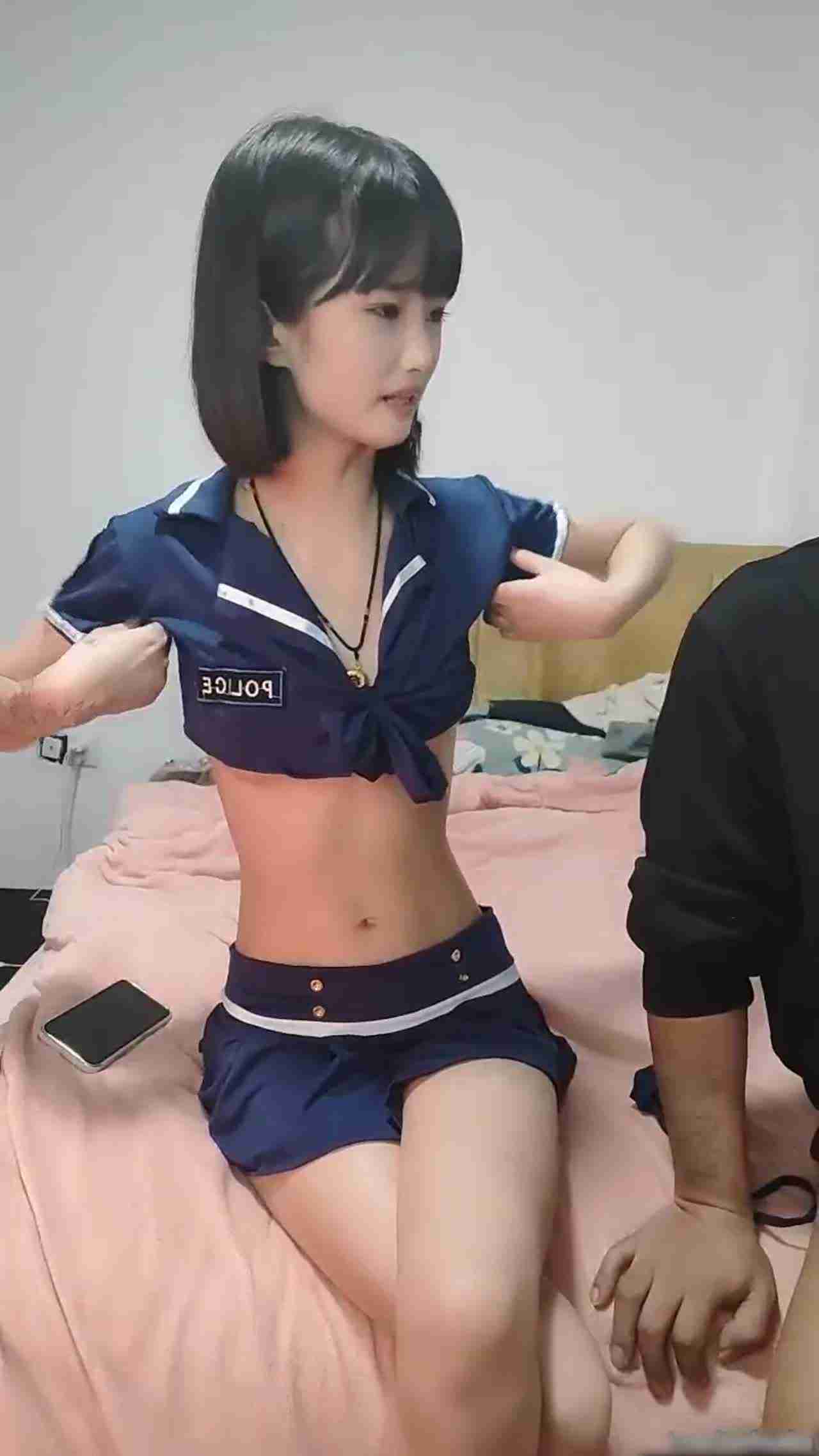  性感短发女警逮捕大鸡巴 的剧照3