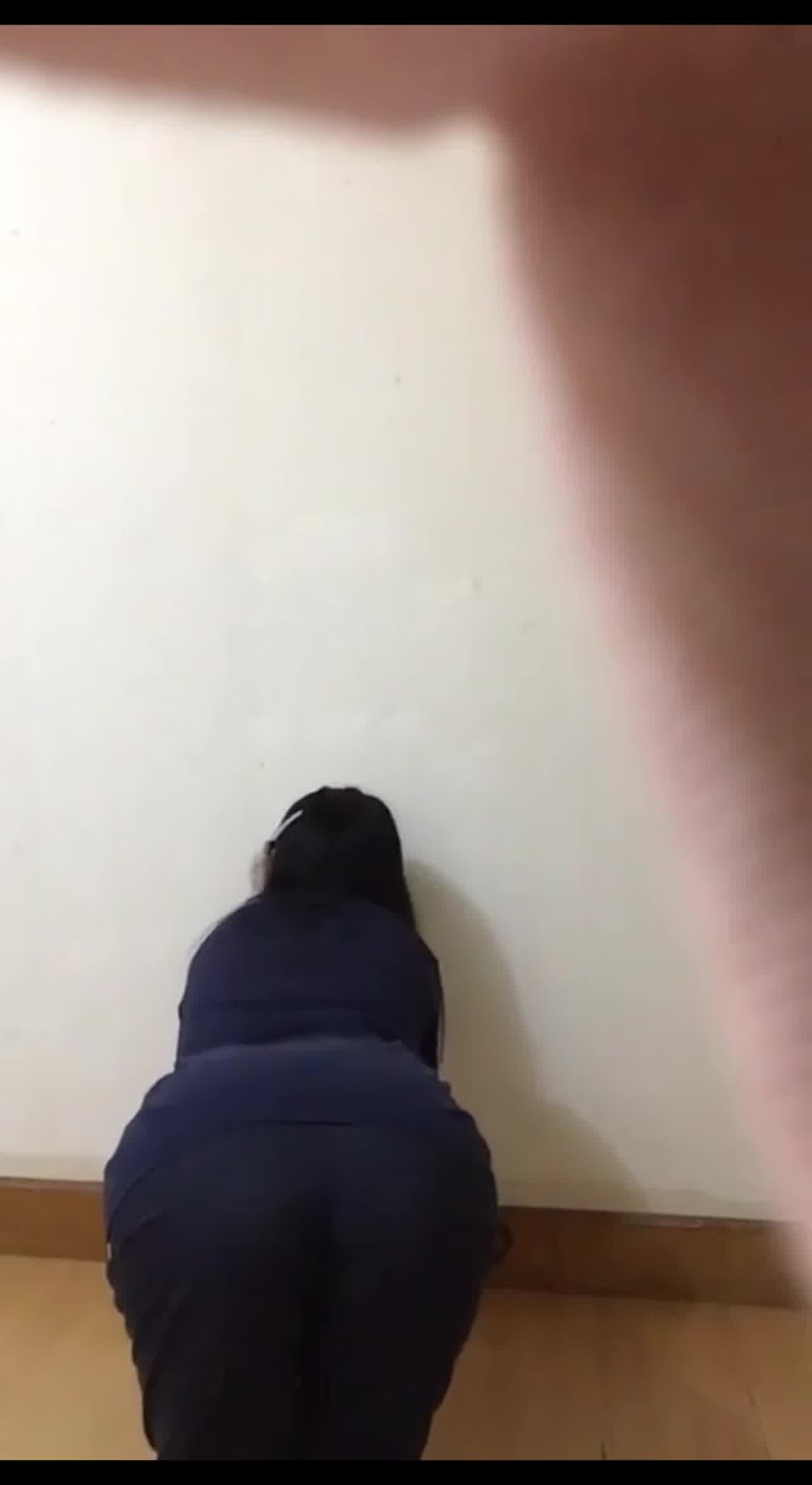  单纯妹子第一次谈就被爆出裸照 的剧照8