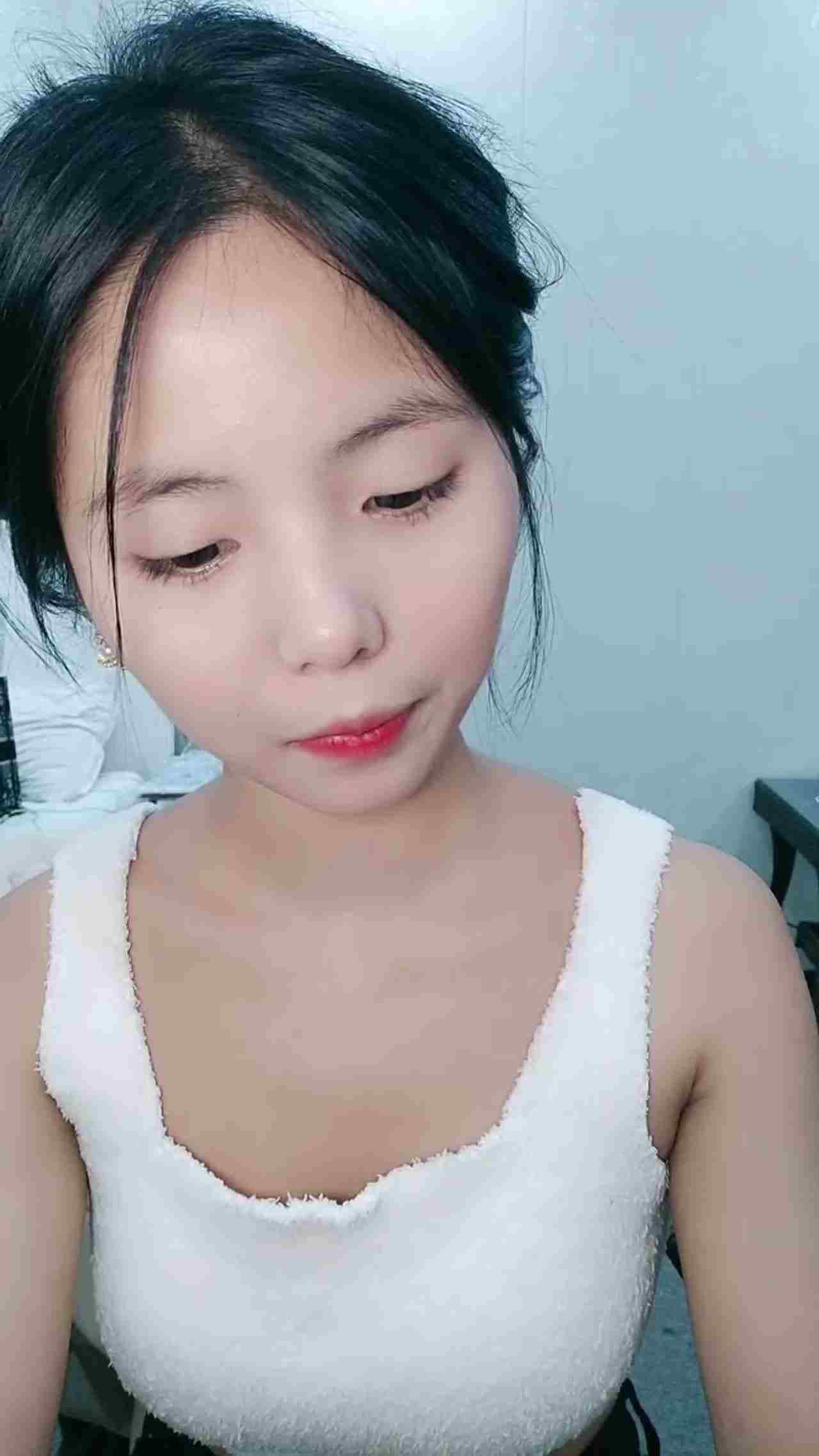  【淫荡小骚货】学校高冷女神，浴室洗澡被炮友后入猛干，椅子上骑乘位扛起腿抽插，无套暴力猛干反差妹。 的剧照5