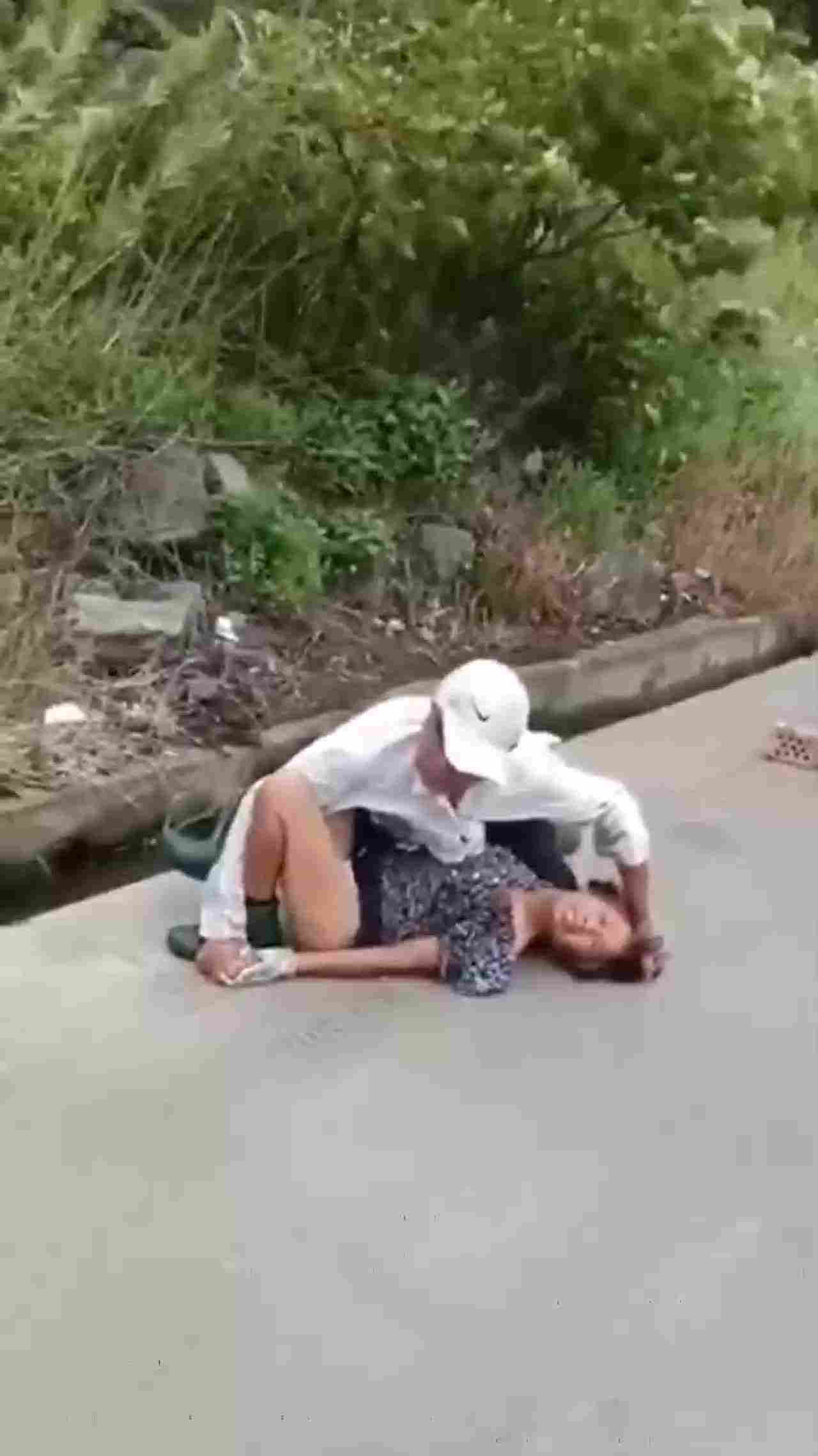  【真实强奸】请勿模仿！校园霸凌强奸+野外强奸轮奸精选！放弃反抗只盼快点射出 的剧照8