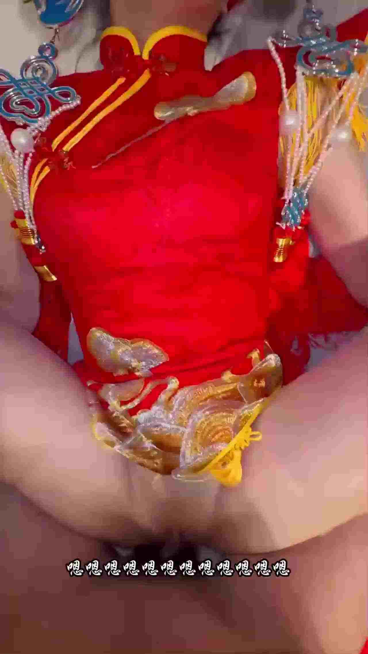  让姐姐穿上独特中式服装实现双洞齐插水都喷我脸上来了 的剧照4