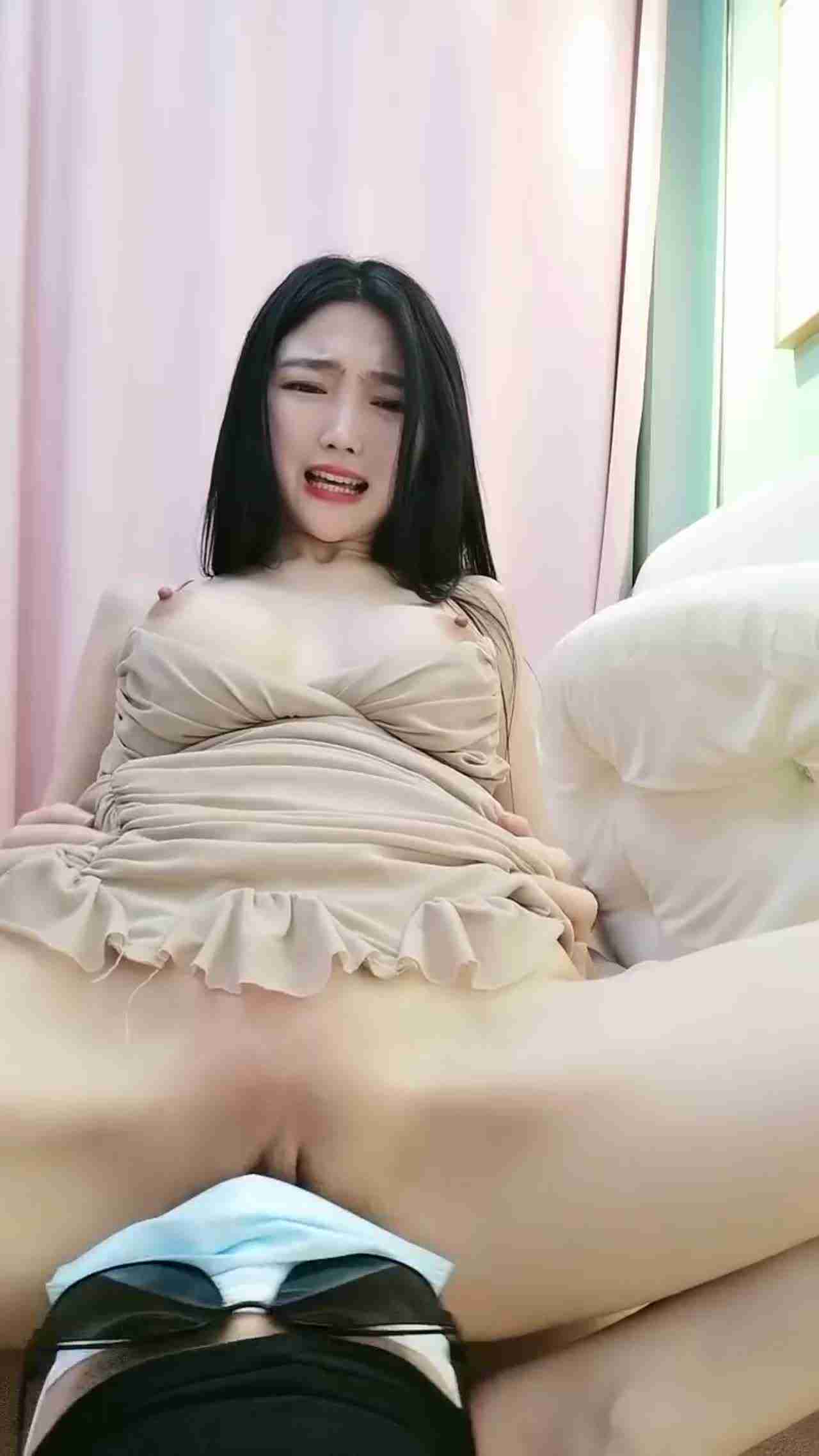  蜜汁爱爱 直播主把辣腿张到最开，用蜜汁喷满男人的脸 完整版 的剧照9