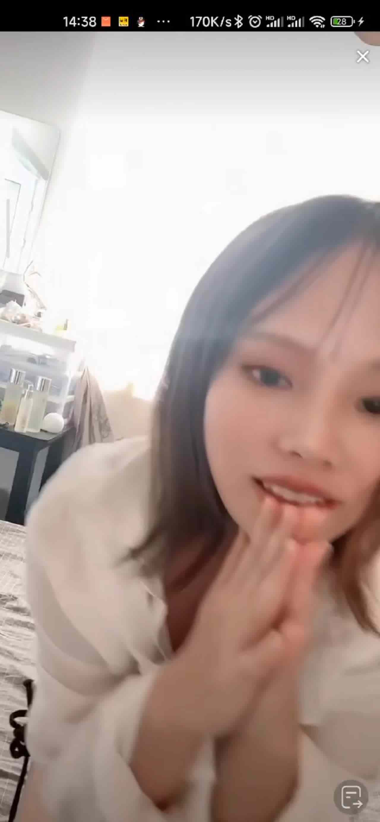  抖音快手走光系列-小姐姐真大胆两个奶子一起露 的剧照9