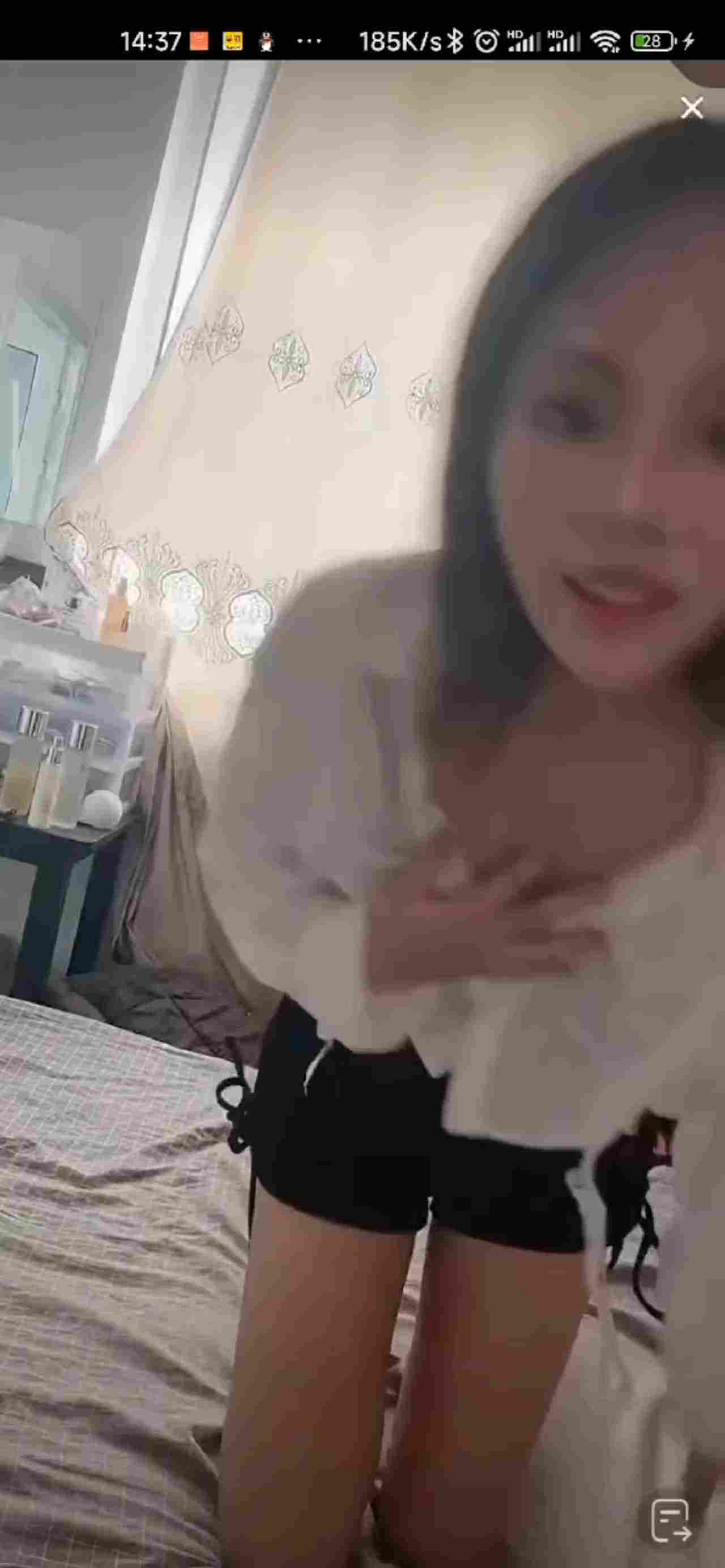  抖音快手走光系列-小姐姐真大胆两个奶子一起露 的剧照10