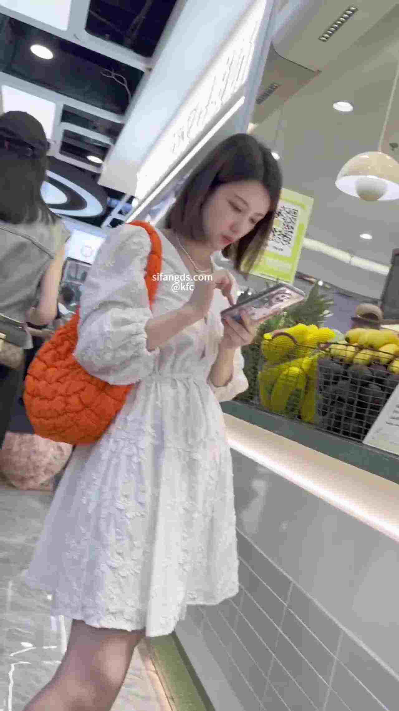  目标对准白衣小姐姐的裙底！ 的剧照10