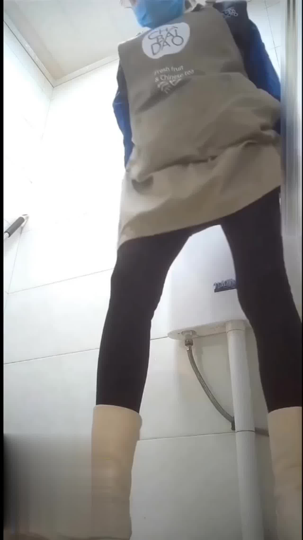  厕拍大神大胆拍摄各类极品气质美鲍，发现小姐姐在厕所扣洗骚穴 的剧照10