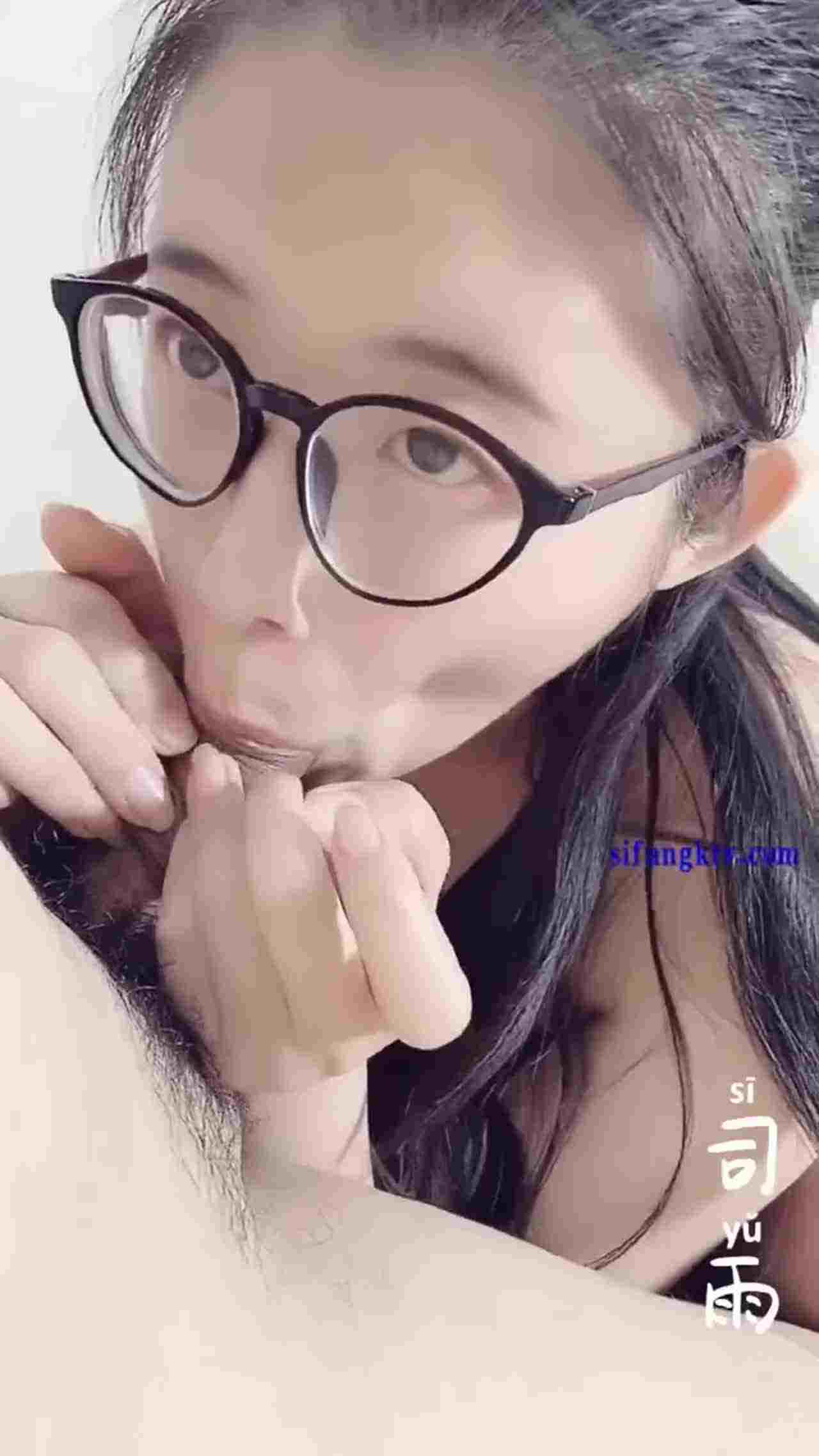  极品学院派母狗司语 口交深喉吃精 的剧照9