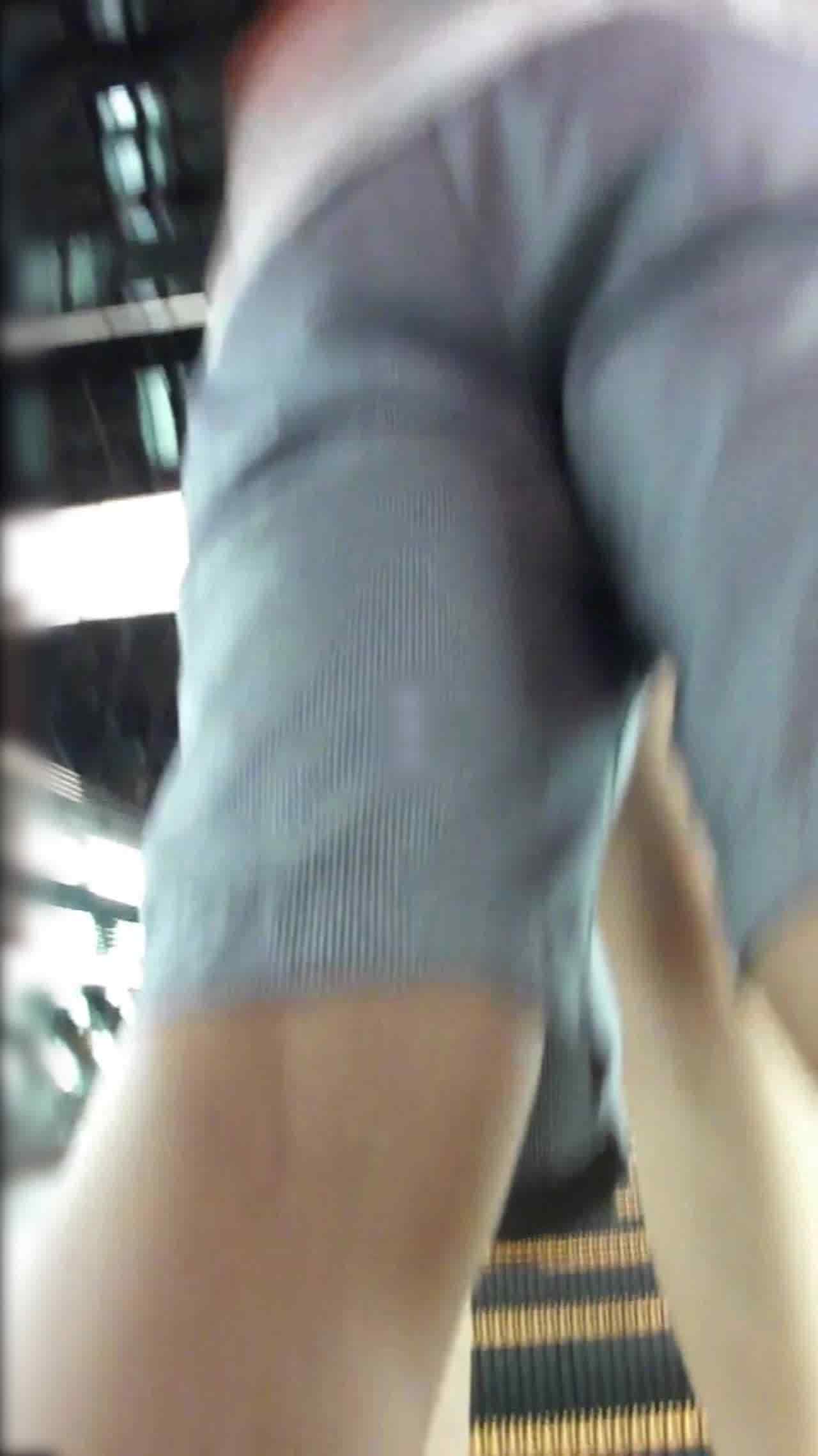  情侣逛商场偷拍别人女友裙底风光 的剧照3