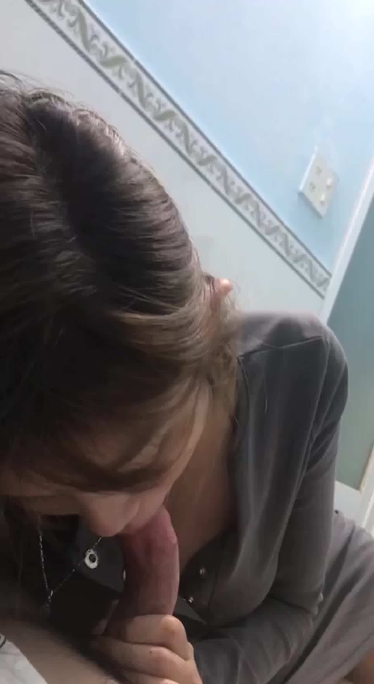  网络疯传高职抖音妹大胆自拍口交妹子素颜样子还是很漂亮 的剧照6