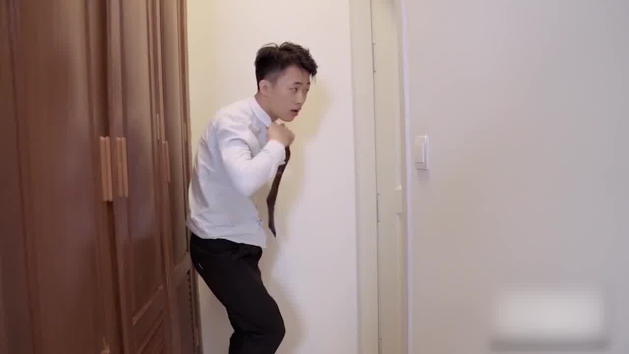  大波妹被渣男同事强插 的剧照2