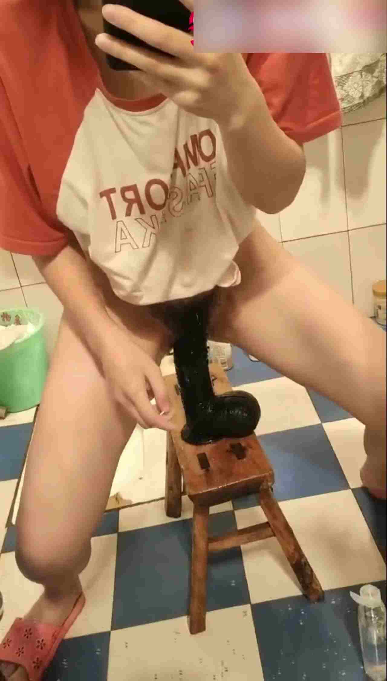  学生妹自慰用大型鸡巴真刺激 的剧照8