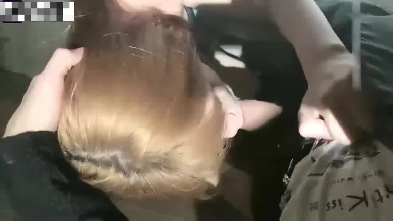  约00后小萝莉K歌，几瓶啤酒灌下去不省人事，马上抱起来冲刺 的剧照5