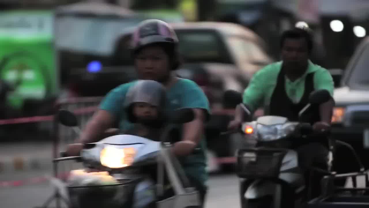  小鹏奇啪行第一季.第4集.1080P.S01E04.异国他乡与人妖小月陷入爱情，怎样啪啪啪？ 的剧照1