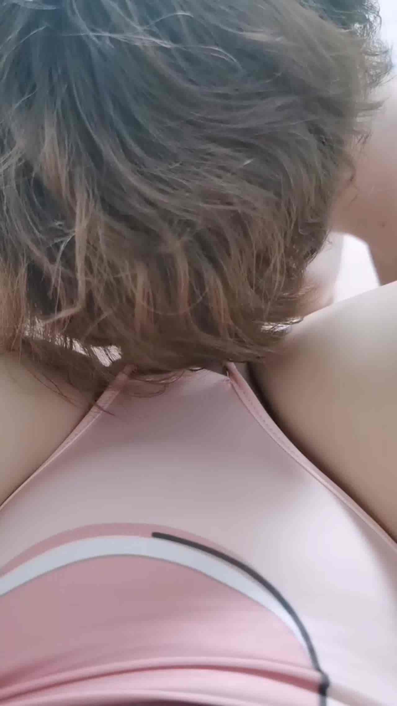  平时乖乖的小萝莉约粉丝团小哥哥一起(1) 的剧照5