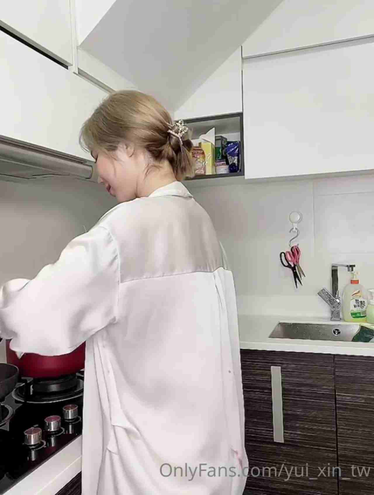  星国辛尤里 厨房正妹小厨娘 的剧照10