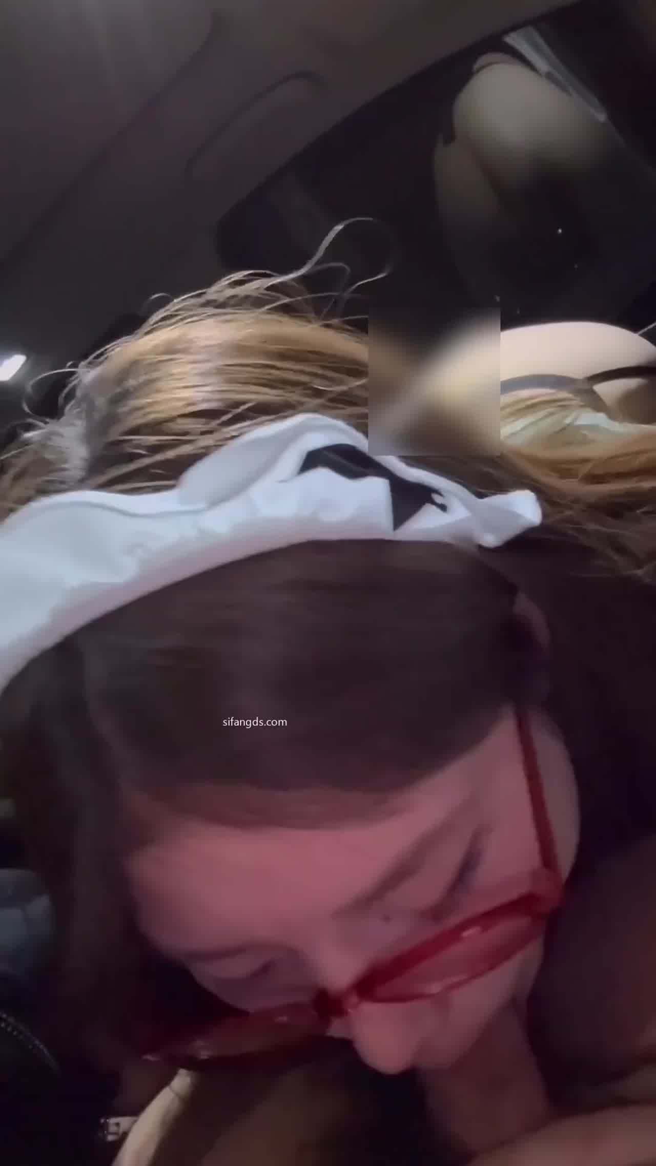  【史上最骚反差】第六期户外车里自慰，足交，口交，骑乘后入，这么亮的路边做爱突然来车，还没射就停了 的剧照10