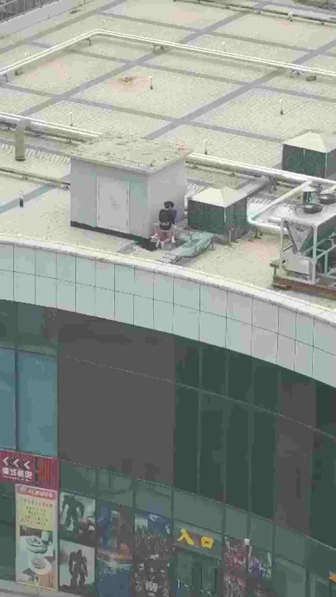  【独家首发】高中情侣翘课跑到商场天台啪啪，解锁各种姿势 的剧照8